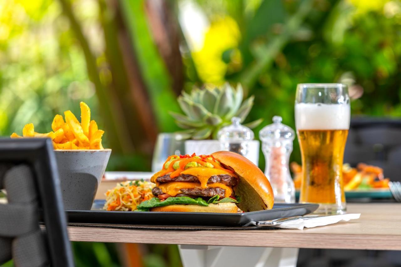 Nissiblu Beach Resort Ajía Nápa Kültér fotó A hamburger with beer