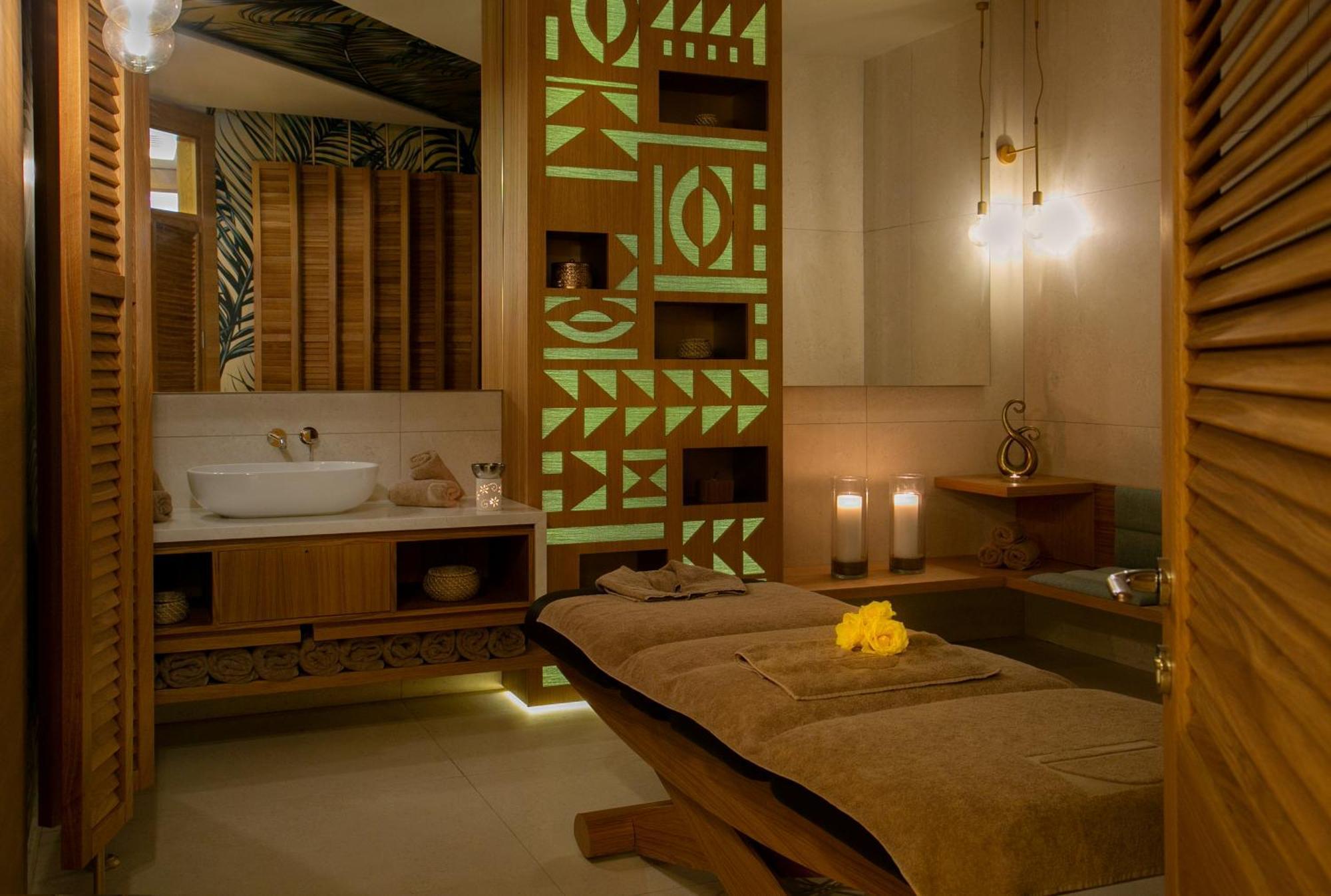 Nissiblu Beach Resort Ajía Nápa Kültér fotó A treatment room at the spa