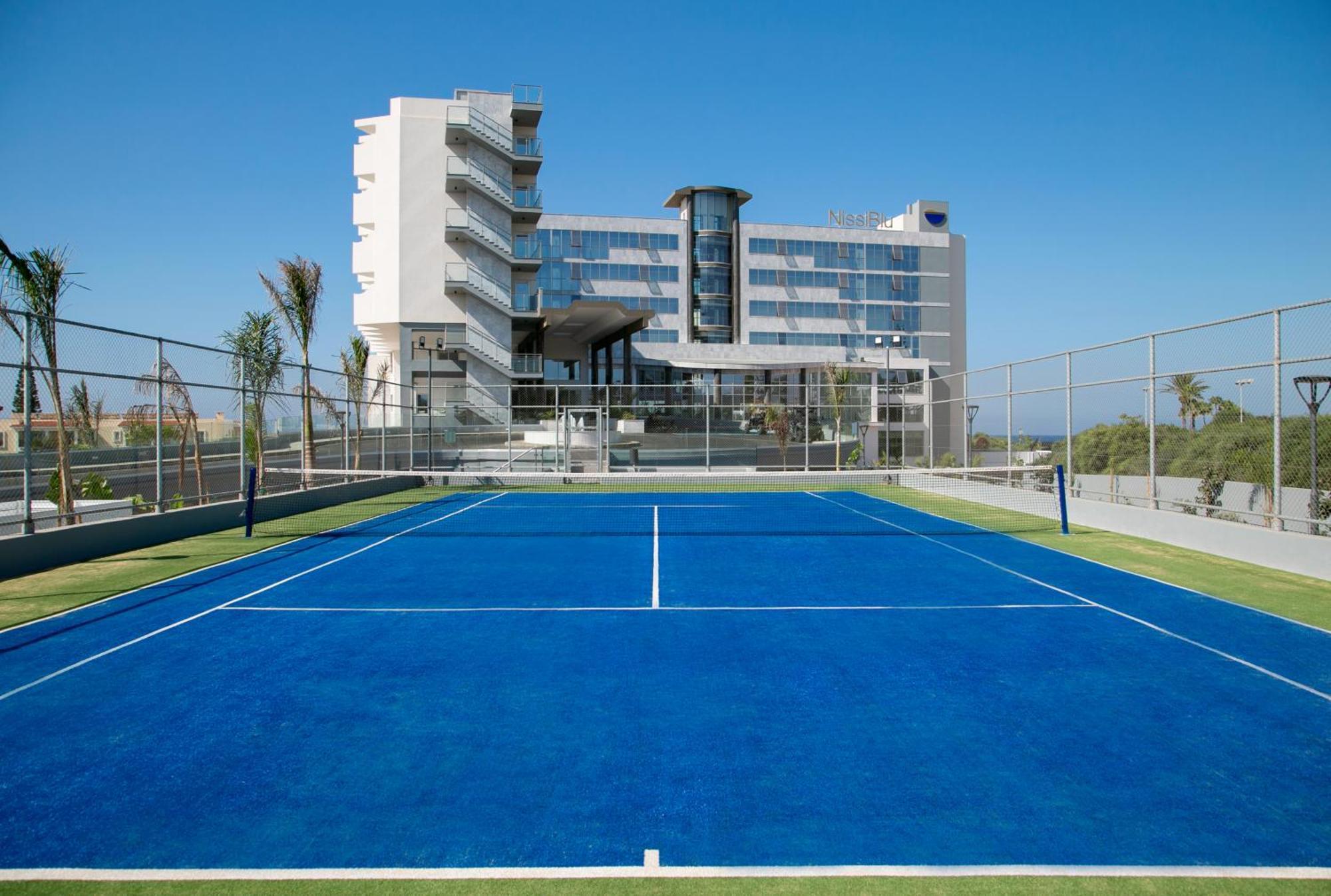 Nissiblu Beach Resort Ajía Nápa Kültér fotó Tennis Club