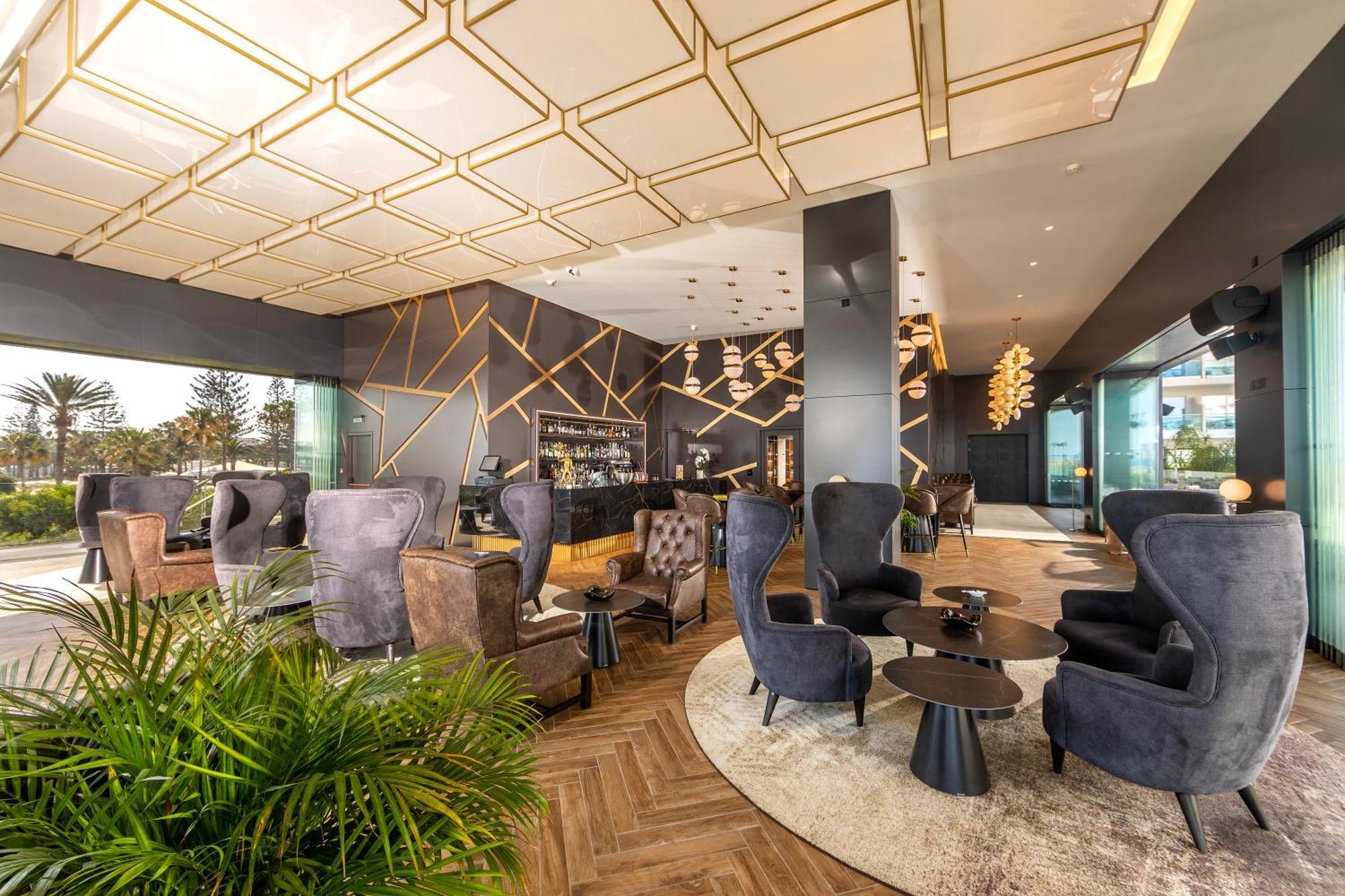 Nissiblu Beach Resort Ajía Nápa Kültér fotó The lounge at the airport