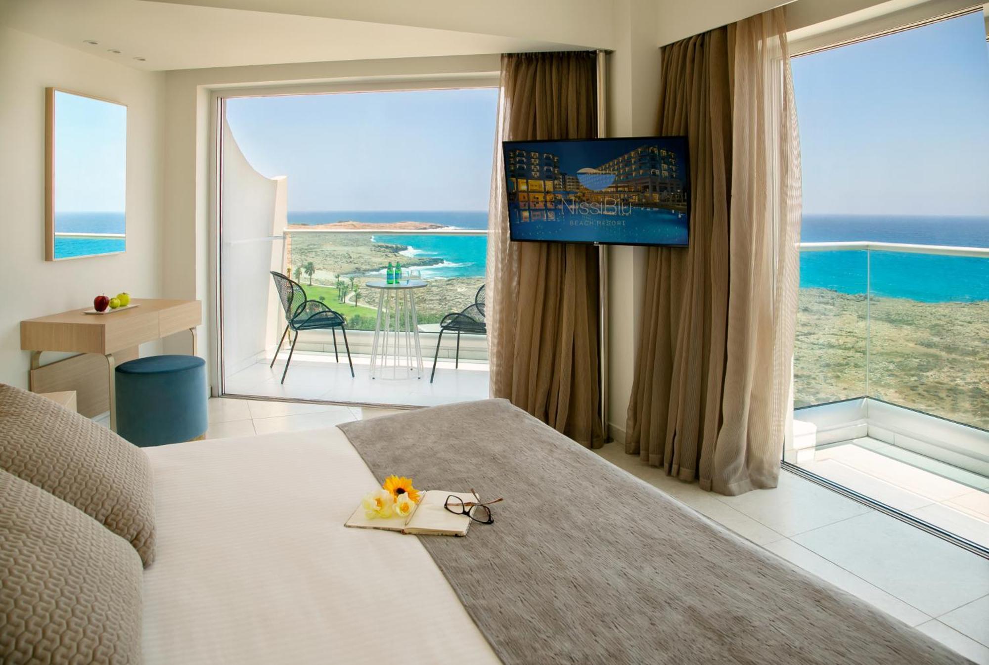 Nissiblu Beach Resort Ajía Nápa Kültér fotó A room at the hotel